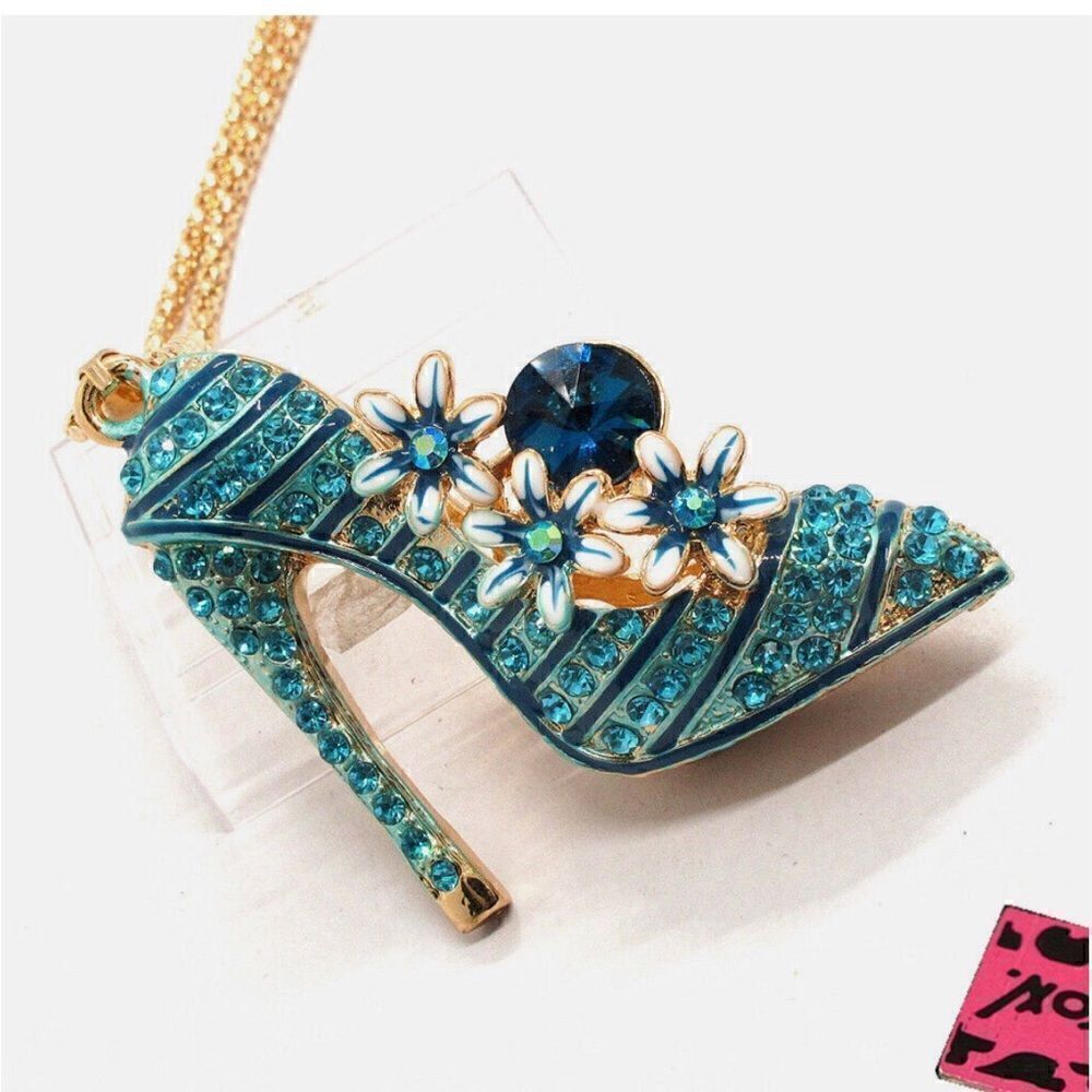 🩵 Betsey Johnson stunning crystal embellished high heel pendant necklace…
